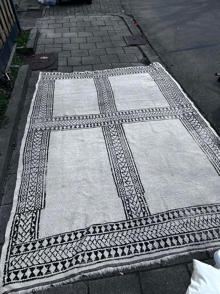 Groot zwart-wit patroon vloerkleed, Huis en Inrichting, Stoffering | Tapijten en Kleden, Gebruikt, Wit, 150 tot 200 cm, 200 cm of meer