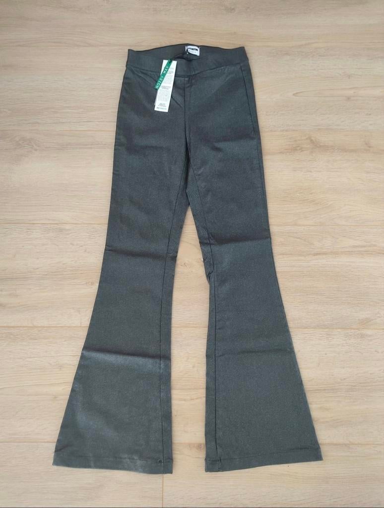 Nieuw - Noisy May flared broek zwart shimmer - mt xs, Verzenden, Zwart, Nieuw, Maat 34 (XS) of kleiner