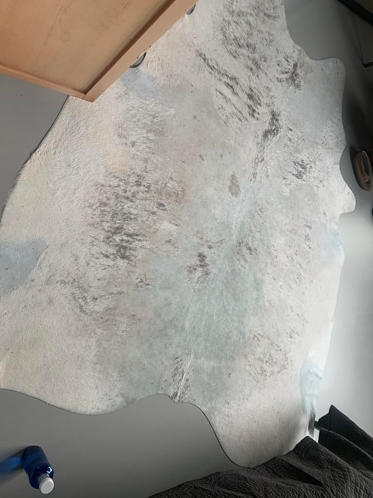 Stijlvol koeienhuid vloerkleed - Grijs/Wit, Huis en Inrichting, Stoffering | Tapijten en Kleden, Gebruikt, 100 tot 150 cm, Wit