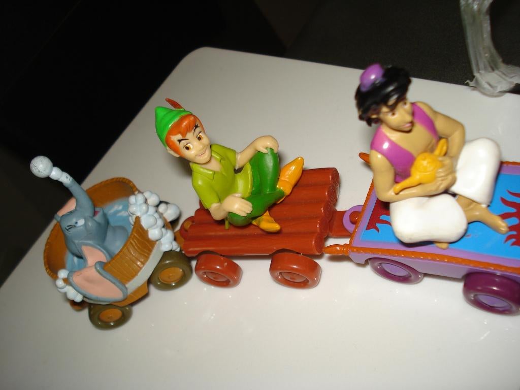 disney poppetjes, Ophalen of Verzenden, Overige figuren, Zo goed als nieuw, Beeldje of Figuurtje