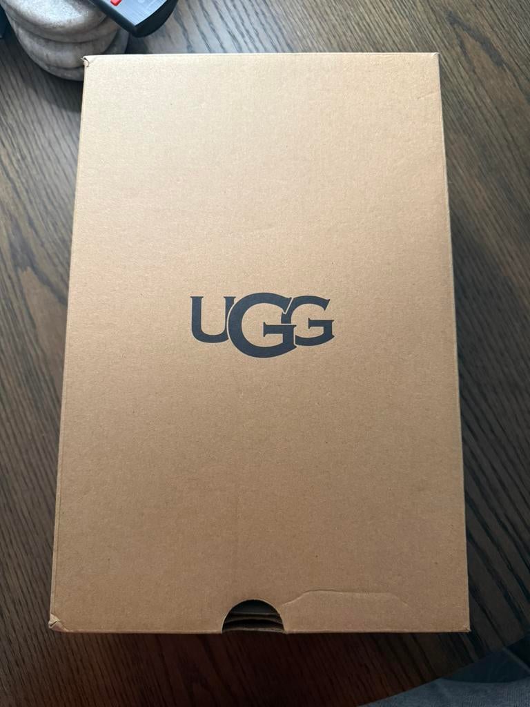 UGG Tasman Junior, Kleding | Dames, Schoenen, Beige, Ophalen of Verzenden, Zo goed als nieuw, Pantoffels of Sloffen