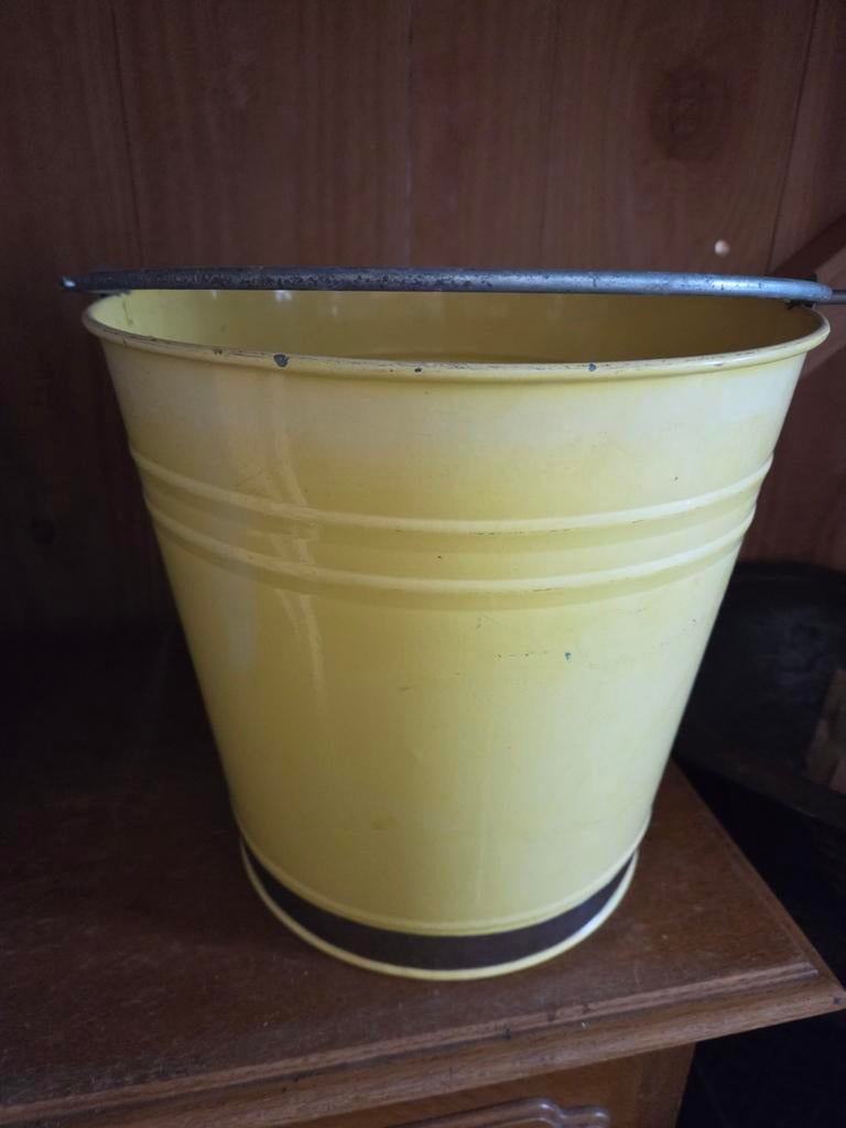 Gele metalen emmer met handgreep, Ophalen, Gebruikt, IJzer, Met handgreep