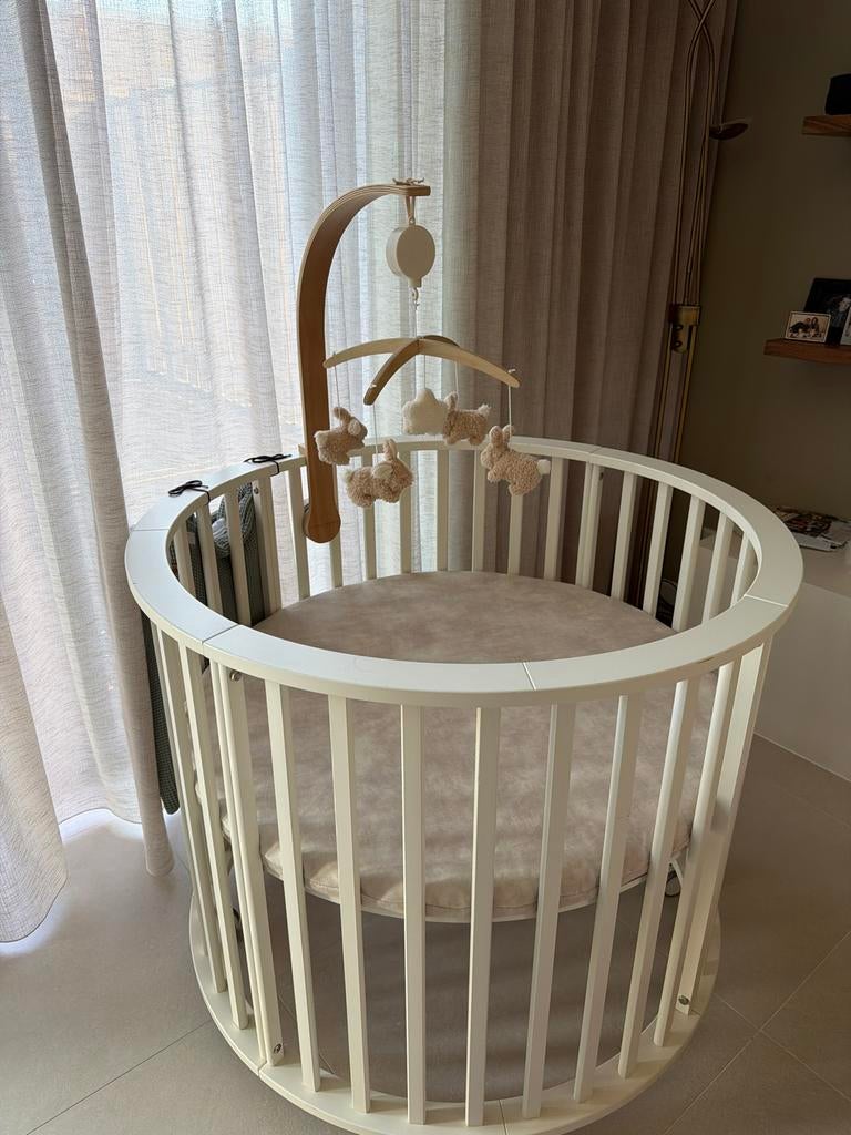 Wieg Rond - Wit (incl. matras en mobiel), Kinderen en Baby's, Babywiegjes en Ledikanten, Ophalen of Verzenden, Zo goed als nieuw