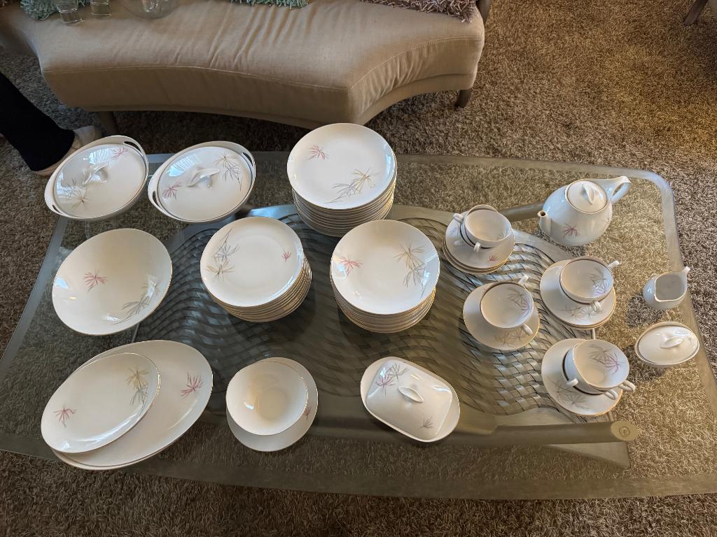 NIEUWSTAAT compleet 12 PERSOONS servies met gouden randje, Ophalen, Zo goed als nieuw, Overige stijlen, Porselein