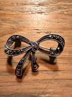 Zilverkleurige broche in de vorm van een strik, 4 tot 7 cm, Gebruikt, Ophalen of Verzenden, Met edelsteen