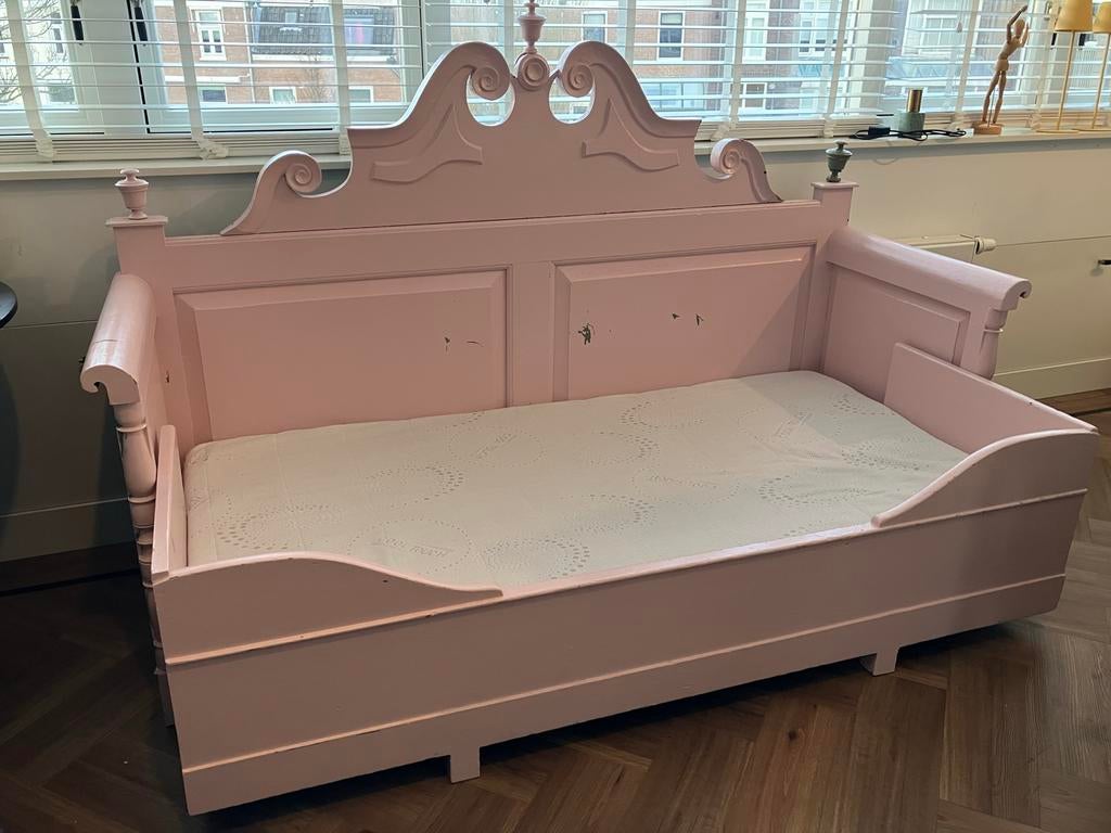 Zweeds uitschuifbaar Kinderbed / bank- Roze, Ophalen, 85 tot 100 cm, Zo goed als nieuw, Matras