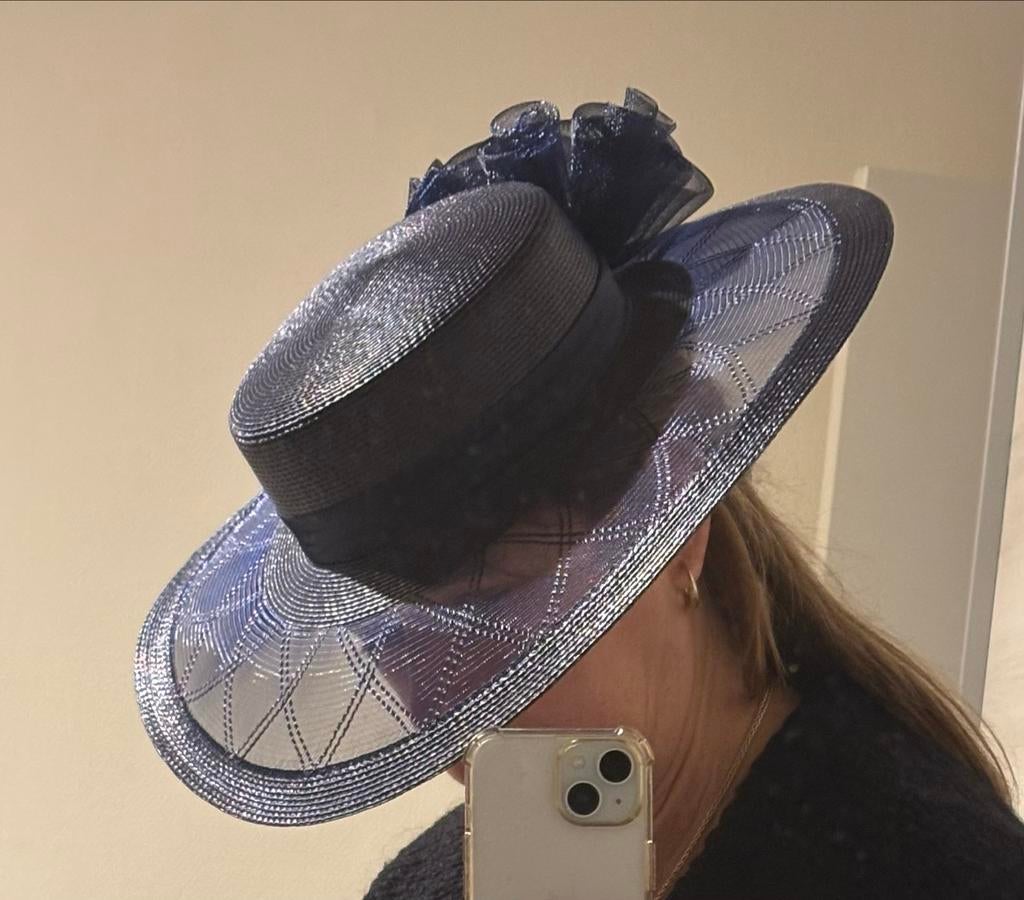 Donkerblauwe hoed met brede rand en bloemdetails, Ophalen of Verzenden, Zo goed als nieuw, One size fits all, Hoed