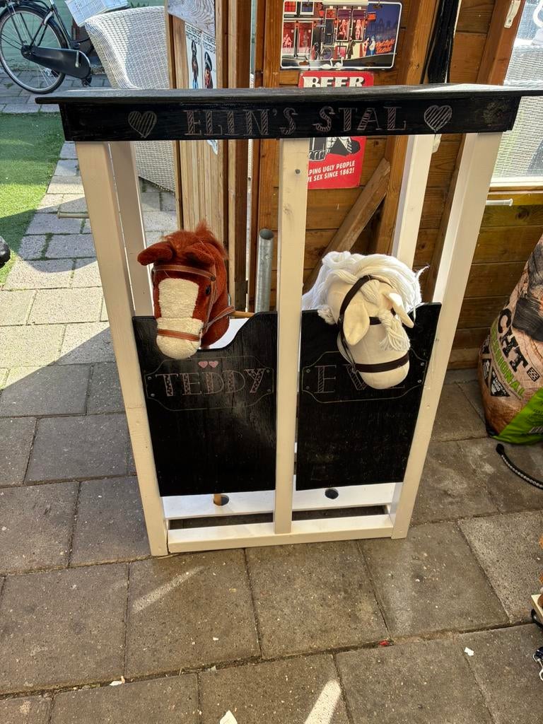 Hobbyhorse stal met 2 hobbyhorse paarden, Ophalen, Zo goed als nieuw, Meubelstuk of Keukentje