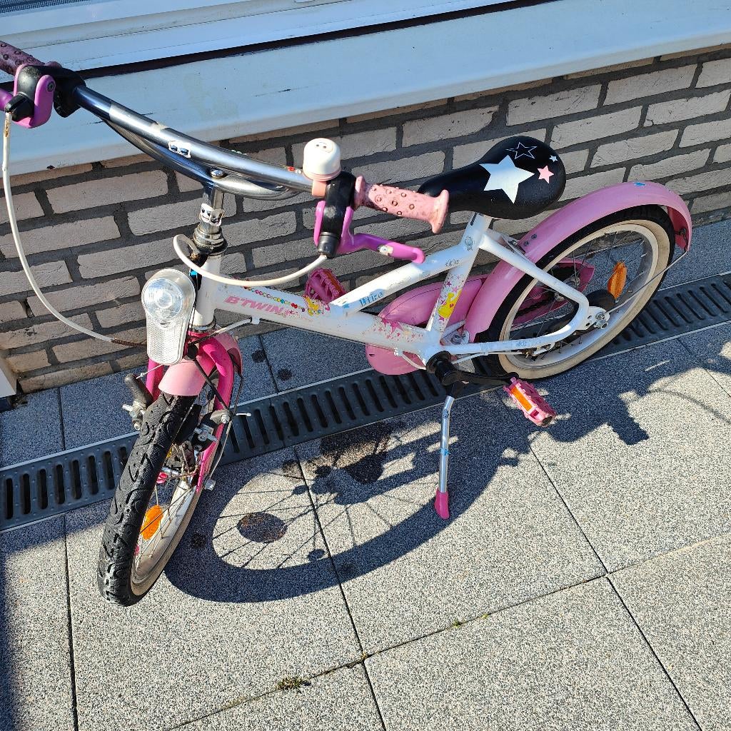 Te koop: mooie meisjesfiets van B’TWIN in wit/roze kleur., Fietsen en Brommers, Fietsen | Kinderfietsjes, Ophalen, Gebruikt, Minder dan 16 inch