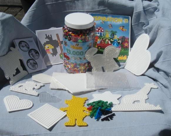 1 Pot strijkkralen 13.000. Merk : Hama + grondplaten, Hobby en Vrije tijd, Kralen en Sieraden maken, Zo goed als nieuw, Kraal