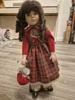 Vintage porseleinen pop in Schotse ruit jurk, Ophalen of Verzenden, Gebruikt, Pop