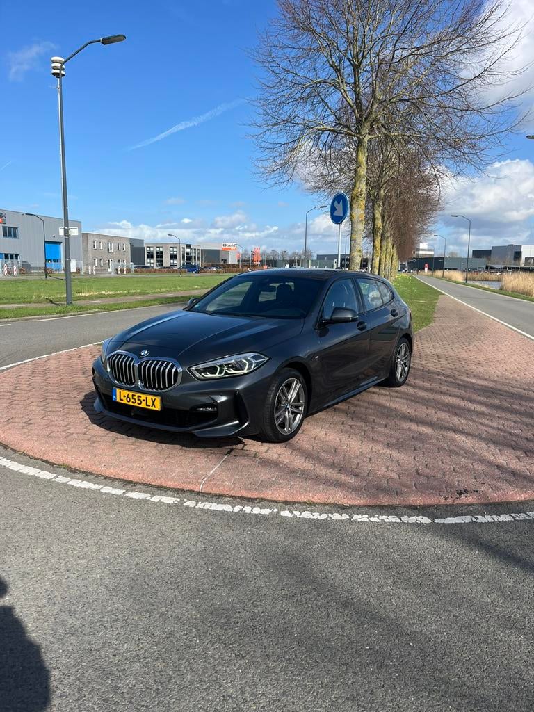 BMW 1-Serie 118i 136pk 2021 Grijs, Auto's, Origineel Nederlands, Handgeschakeld, 3 cilinders, Zilver of Grijs