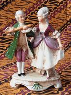 Mooi antiek beeldje uit Engeland van man en vrouw 13,4 cm.