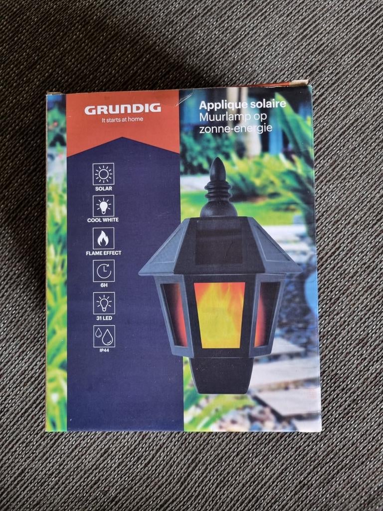 Grundig muurlamp op zonne-energie met vlameffect, Tuin en Terras, Buitenverlichting, Zonne-energie, Minder dan 50 watt, Nieuw