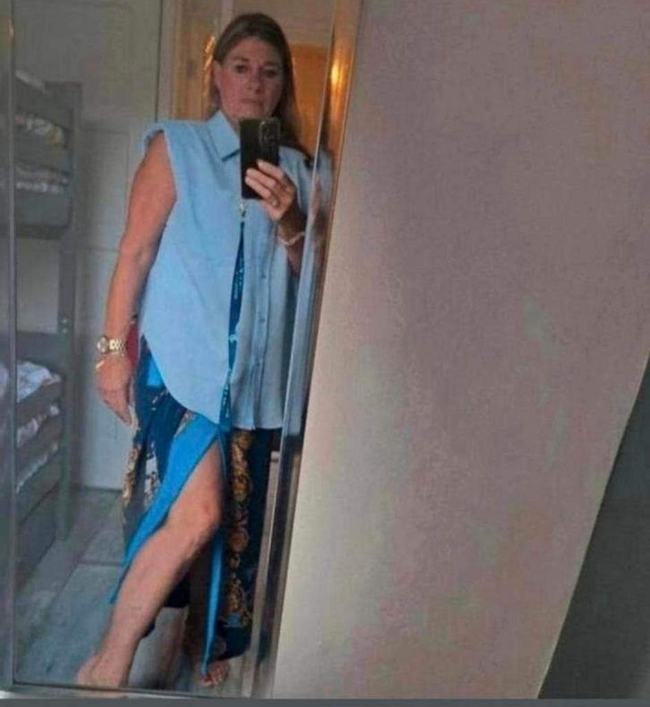 Satijnen omslagrok en blouse 2x gedragen, Kleding | Dames, Rokken, Ophalen of Verzenden, Zo goed als nieuw, Rood, Onder de knie