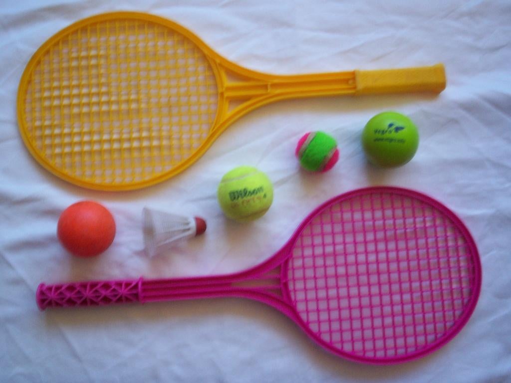 2x Namaak TENNISRACKET hard plastic 54 cm. +ballen +pluimpje, Ophalen, Gebruikt