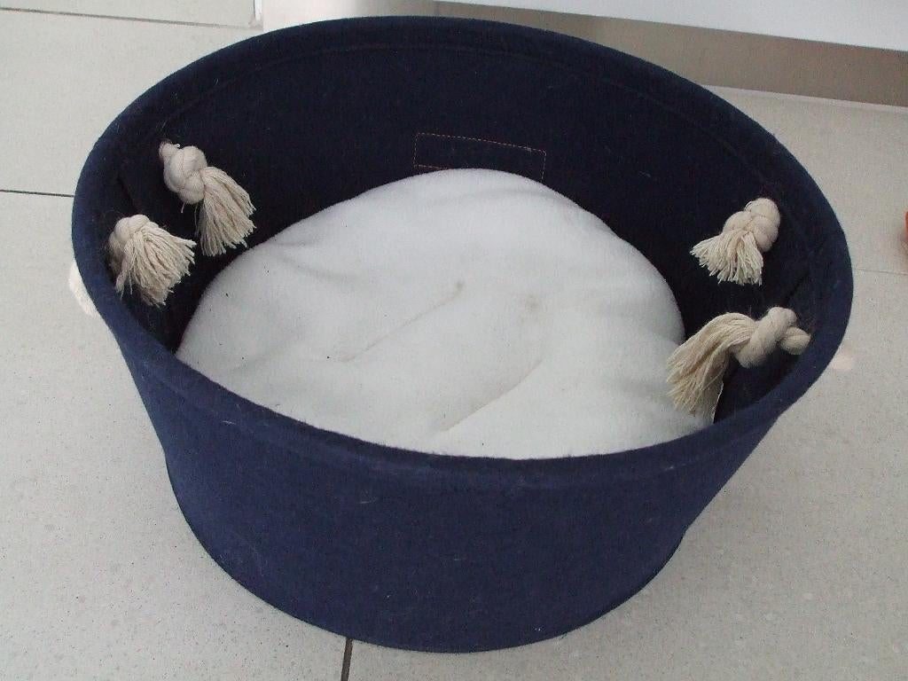 Blauw vilten kattenmandje met wit kussentje, Ophalen of Verzenden, Zo goed als nieuw, Vilt