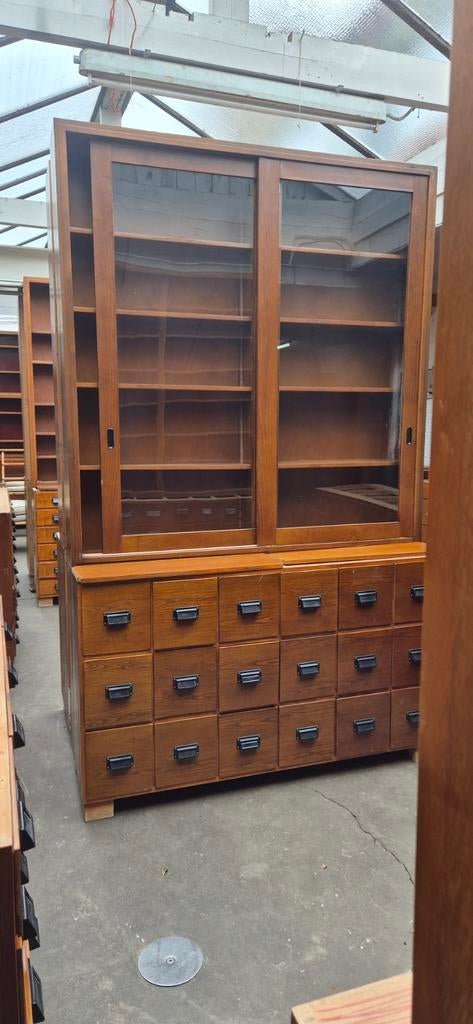 Oude apotheek | Apothekers kasten met glazen schuifdeuren, Ophalen