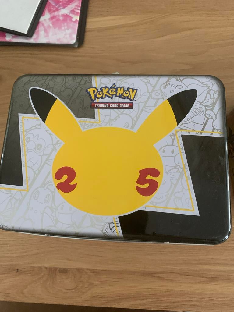 Lege Pokémon kaarten opslagdoos - 25 jaar editie, Hobby en Vrije tijd, Verzamelkaartspellen | Pokémon, Ophalen of Verzenden, Gebruikt