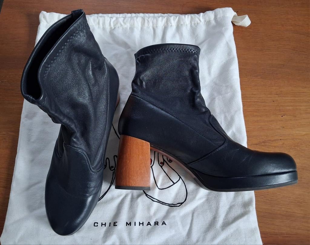 Chie Mihara enkellaarzen donker blauw 38, Kleding | Dames, Schoenen, Ophalen of Verzenden, Zo goed als nieuw, Blauw