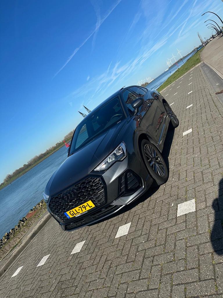 Audi Q3 35 Tfsi 150pk 2023 Grijs pano s-line vol, Auto's, Audi, 4 cilinders, Leder en Stof, 750 kg, USB