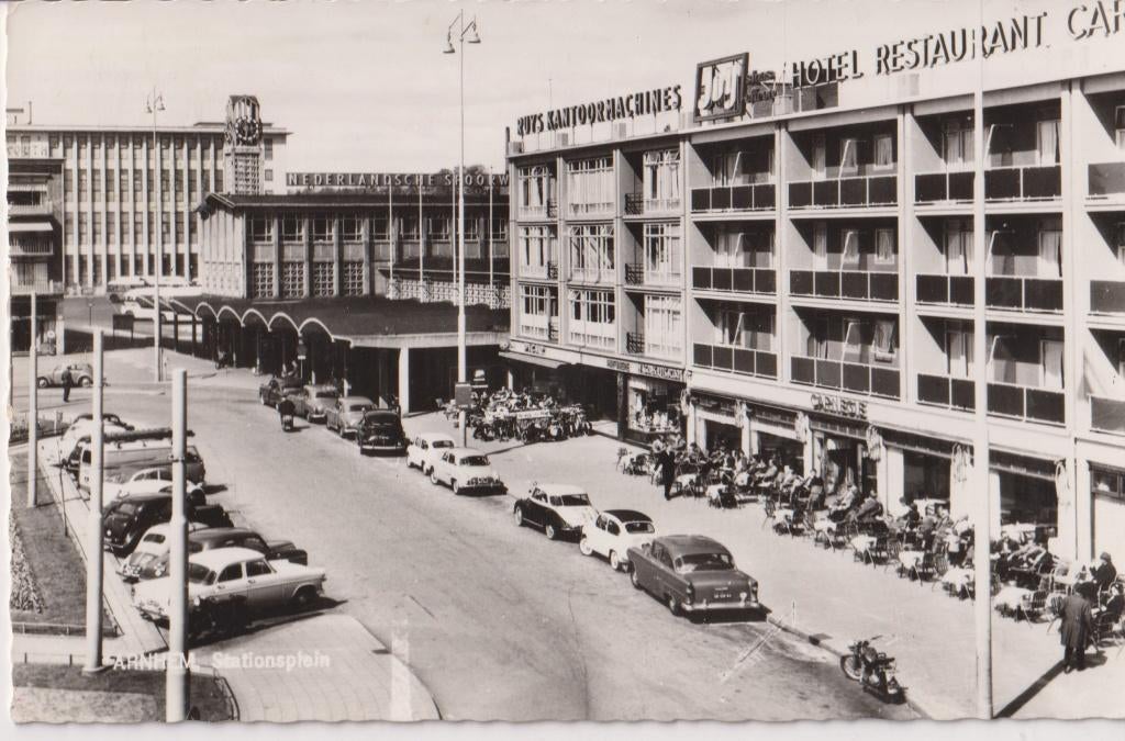 Arnhem, Stationsplein met auto's, Ophalen of Verzenden, 1940 tot 1960, Gelopen, Gelderland
