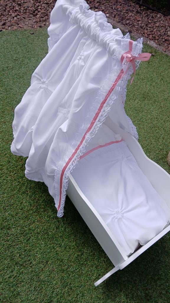 Te koop, Bekleed poppenbedje geheel gevoerd., Kinderen en Baby's, Speelgoed | Poppen, Ophalen of Verzenden, Babypop