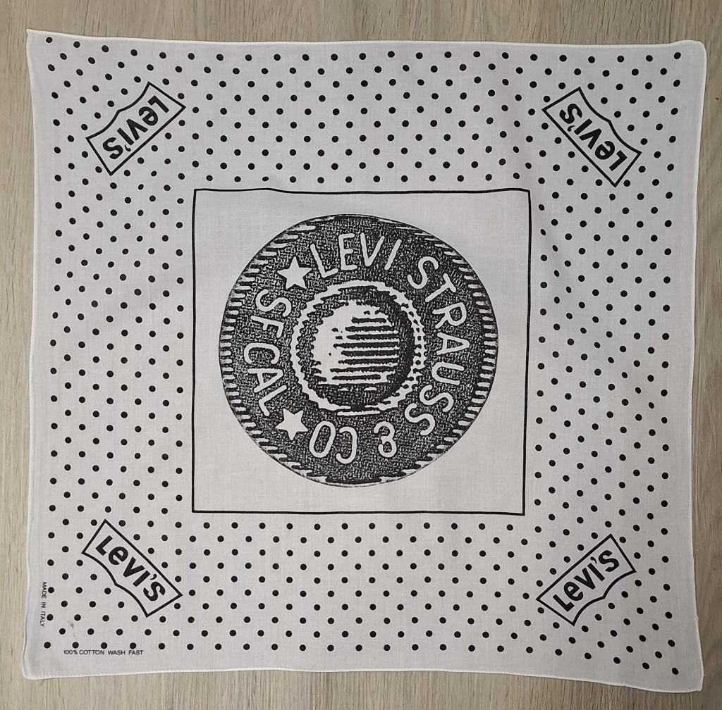 Bandana Levi"s., Kleding | Dames, Mutsen, Sjaals en Handschoenen, Maat 38/40 (M), Ophalen of Verzenden, Zo goed als nieuw, Sjaal