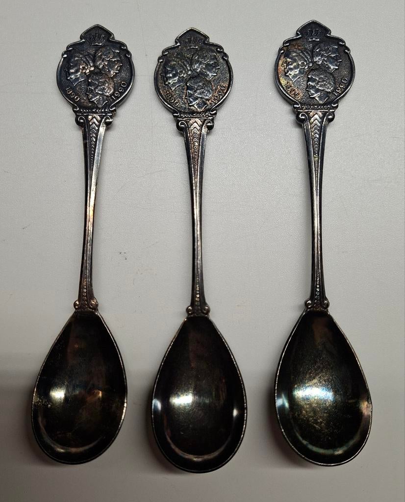 Verzilverde theelepels Wilhelmina, Juliana & Beatrix., Verzamelen, Koninklijk Huis en Royalty, Ophalen of Verzenden, Speld(je) of Lepel(tje)
