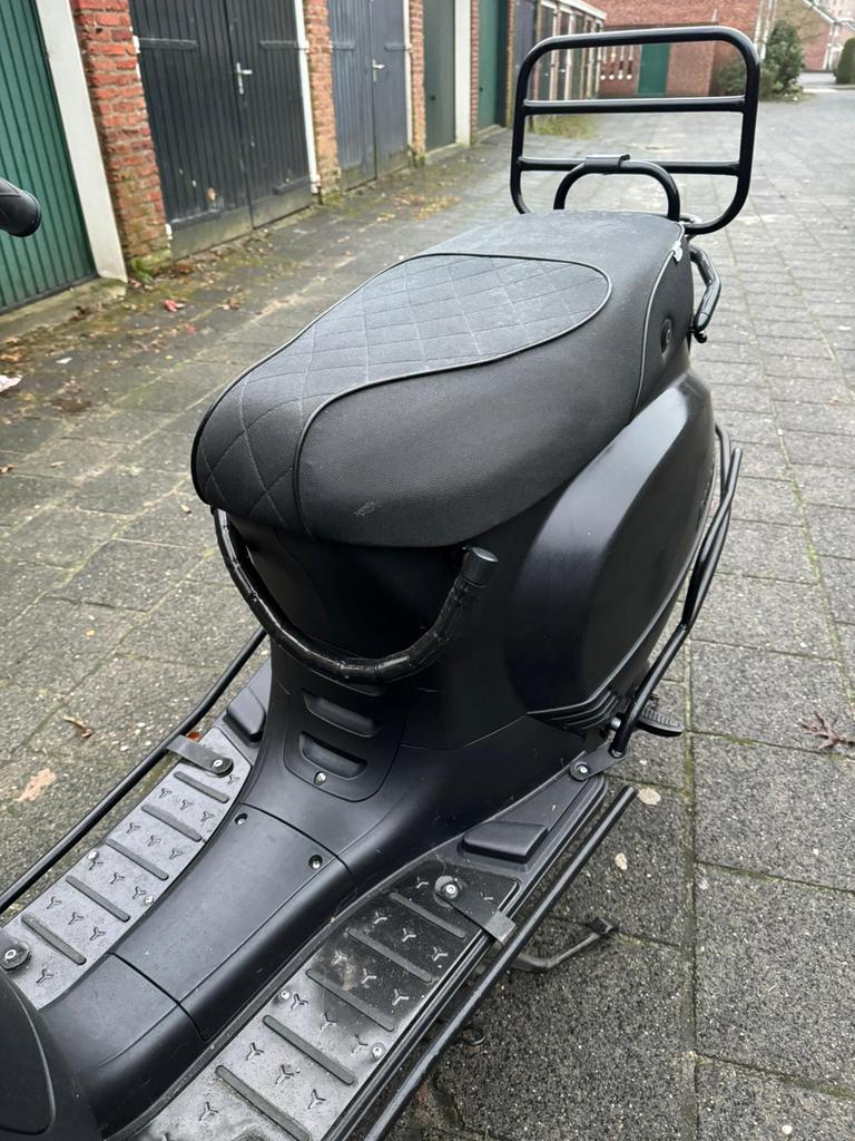 Erg mooie mat zwarte AGM vx50, Zo goed als nieuw, Benzine, Ophalen, Overige merken