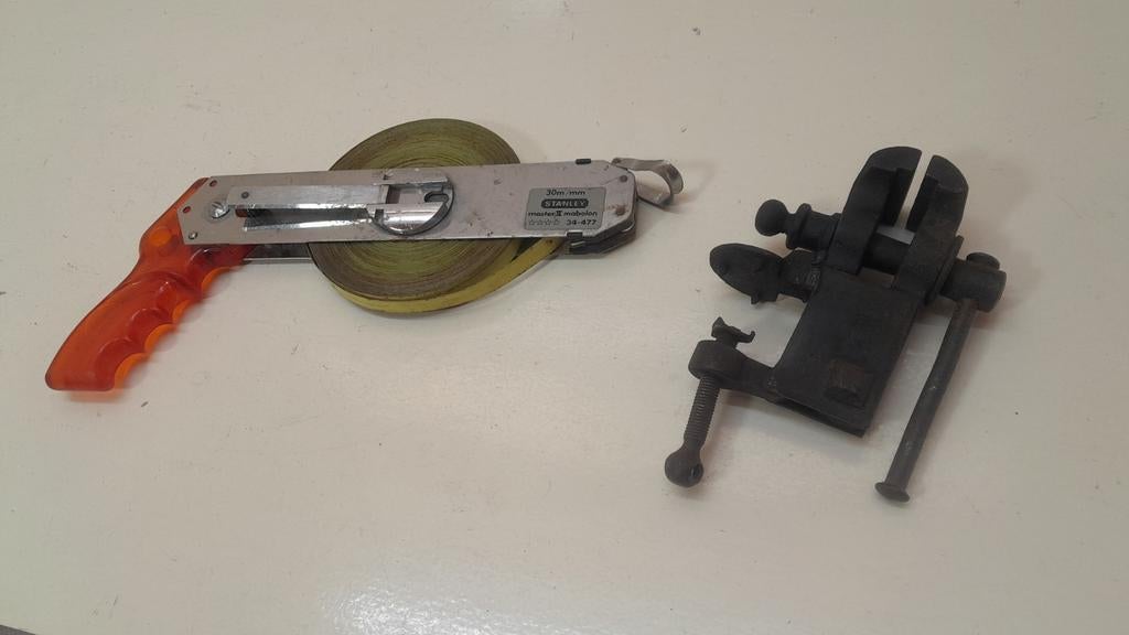 Stanley meetband 30 meter en een kleine bankschroef, Doe-het-zelf en Verbouw, Gereedschap | Handgereedschap, Ophalen of Verzenden