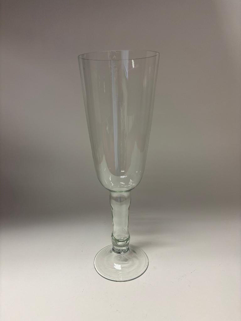 Hoge glazen vaas op voet, Overige kleuren, Ophalen of Verzenden, Minder dan 50 cm, Glas