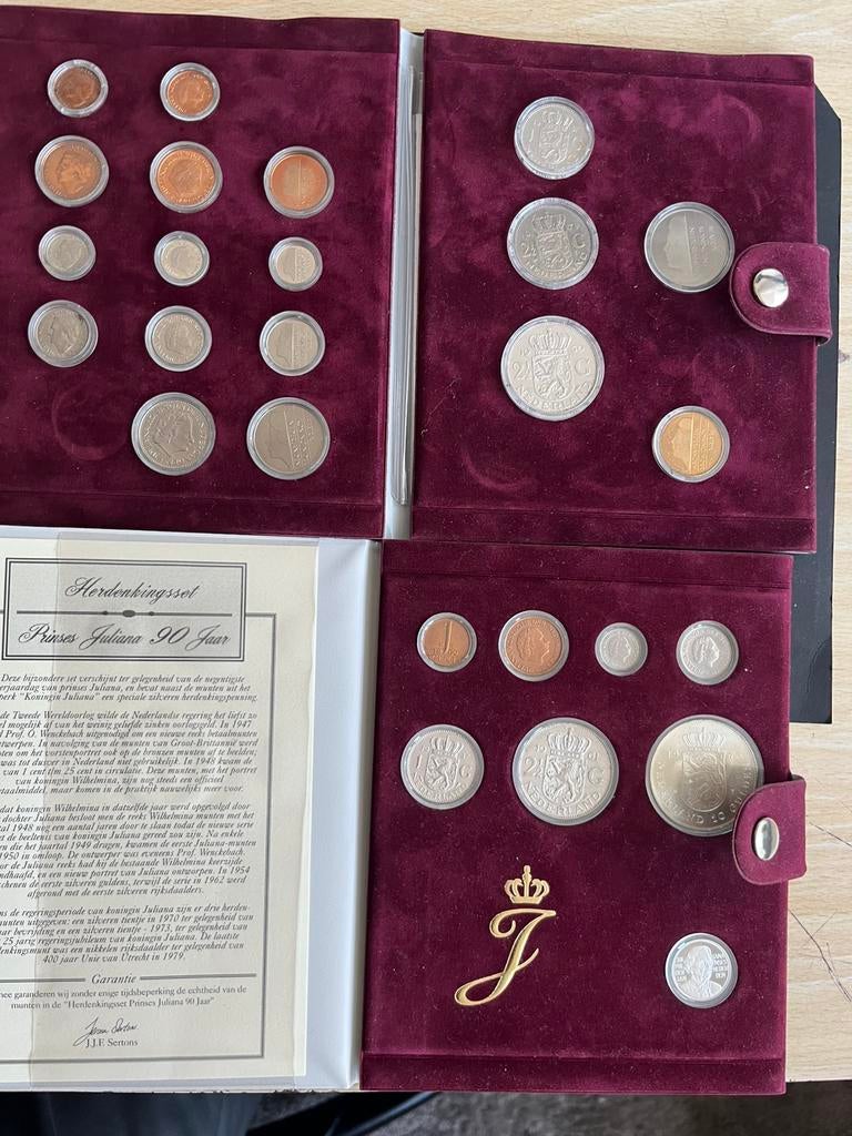 JULANA 2  MOOIE FLUWELE  ALBUMS, Koningin Juliana, Zilver, 2½ gulden, Verzenden