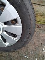Te koop winterbanden op velg met wieldoppen, Auto diversen, Wieldoppen, Ophalen, Zo goed als nieuw