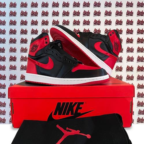Nike Air Jordan 1 Bred Satin | EU 42,5, Sport en Fitness, Basketbal, Nieuw, Schoenen, Ophalen of Verzenden