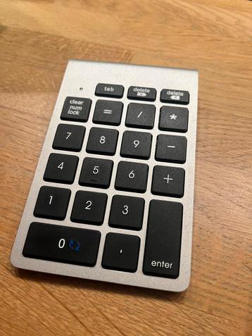 Macbook numeriek toetsenbord draadloos beschikbaar voor biedingen