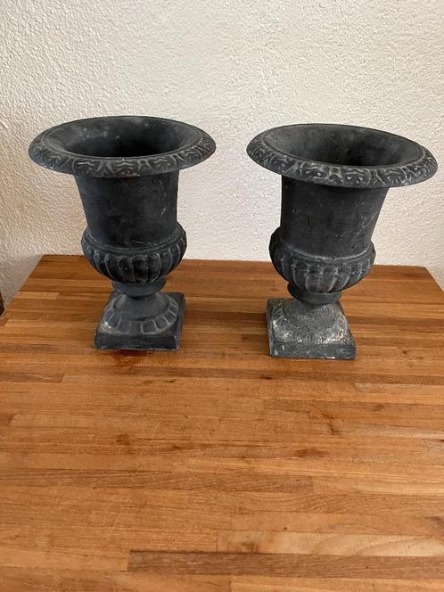 2x gietijzeren bloempot , Medeci ?? , Franse vaas , bokaal ., Tuin en Terras, Bloempotten, Gebruikt, Metaal, Binnen, Balkon, Tuin