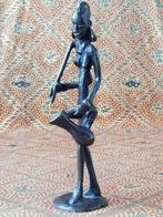 Mooi oud brons beeldje uit Afrika van een vrouw 17 cm., Antiek en Kunst, Kunst | Niet-Westerse kunst, Ophalen of Verzenden