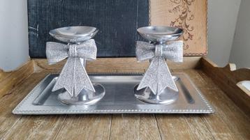 Mooie Set van 2 Metalen Kandelaars met Strik en Dienblad beschikbaar voor biedingen