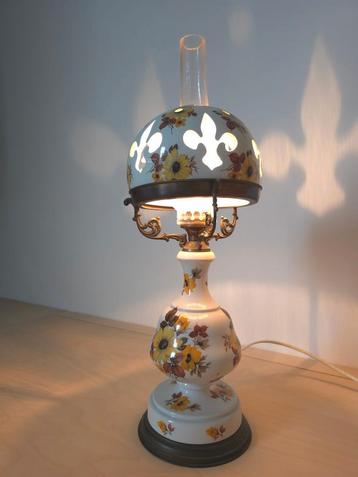 Vintage porseleinen tafellamp met bloemmotief, rustieke stij beschikbaar voor biedingen