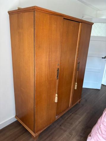 Retro Vintage kleding kast beschikbaar voor biedingen