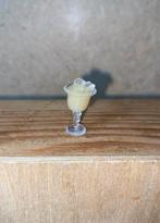 Glaasje met drank ijs - hxb 2x1.1cm - kunststof - barbie pop, Verzamelen, Poppenhuizen en Toebehoren, Poppenhuis, Zo goed als nieuw