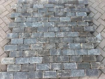 Partij gebakken klinkers zwart getrommeld beschikbaar voor biedingen