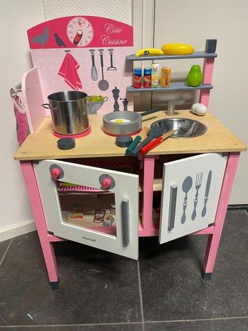 Leuke houten roze kinderkeuken met accessoires beschikbaar voor biedingen