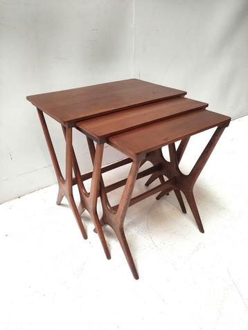 Vintage jaren 60 teak nesting tables  beschikbaar voor biedingen