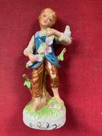 14) Porseleinen jongeman brengt bloemetje. Gaaf., Antiek en Kunst, Antiek | Porselein, Ophalen of Verzenden