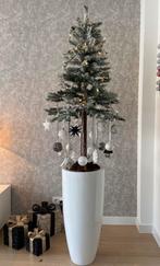 Besneeuwde kunstkerstboom op stam van black box 155 cm, Diversen, Kerst, Ophalen of Verzenden