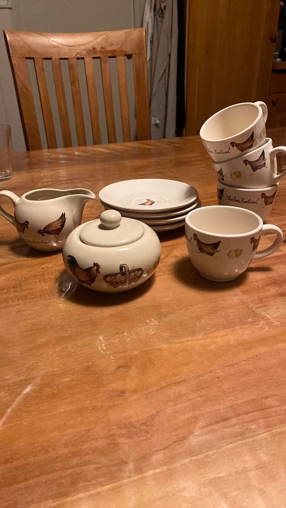 Servies Chicken festival “ the original world of Jet, Antiek en Kunst, Antiek | Servies compleet, Ophalen of Verzenden