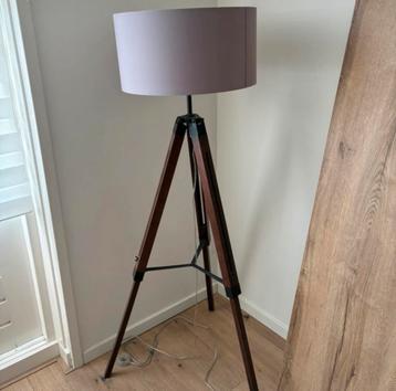 Stijlvolle Staande Lamp met Houten Poten beschikbaar voor biedingen