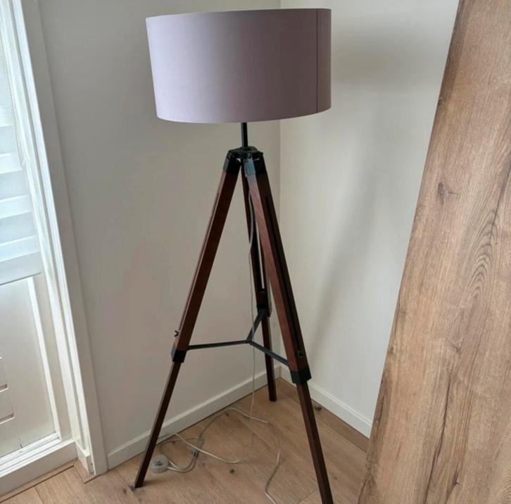 Stijlvolle Staande Lamp met Houten Poten, Huis en Inrichting, Lampen | Vloerlampen, Gebruikt, 150 tot 200 cm, Hout, Ophalen